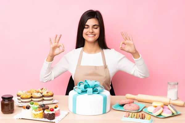 Konditor Mit Einer Großen Torte Auf Einem Tisch Vor Isoliertem — Stockfoto