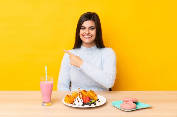 Mujer Joven Comiendo Gofres Batido Una Mesa Sobre Fondo Amarillo —  Fotos de Stock