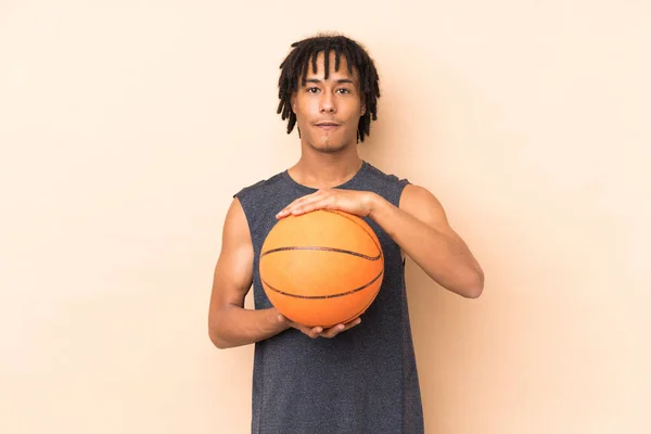 Jeune Homme Afro Américain Isolé Sur Fond Beige Jouant Basket — Photo