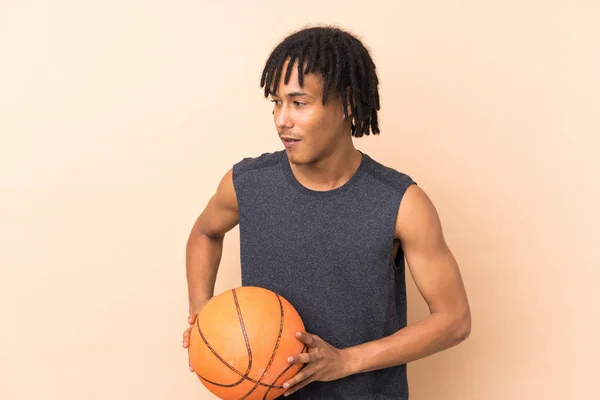 Fiatal Afro Amerikai Férfi Elszigetelt Bézs Háttér Játszik Kosárlabda — Stock Fotó