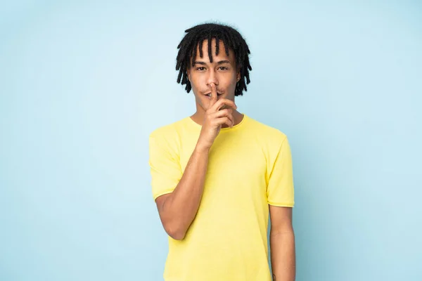 Mavi Arka Planda Izole Edilmiş Genç Bir Afro Amerikan Erkeği — Stok fotoğraf