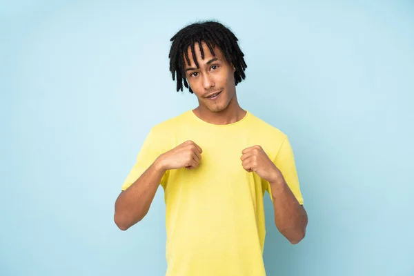 Genç Afro Amerikalı Bir Adam Mavi Arka Planda Izole Edilmiş — Stok fotoğraf