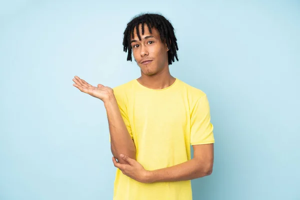 Jovem Afro Americano Isolado Fundo Azul Infeliz Por Não Entender — Fotografia de Stock