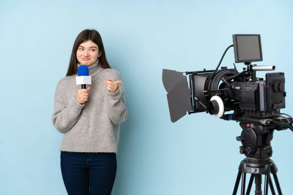 Femme Journaliste Tenant Microphone Rapportant Des Nouvelles Sur Fond Bleu — Photo