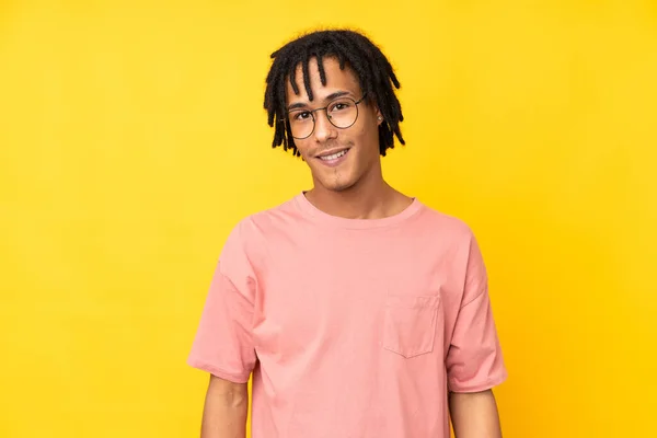 Joven Afroamericano Aislado Sobre Fondo Amarillo Con Gafas Feliz — Foto de Stock