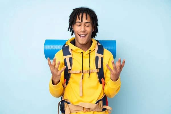 Fiatal Hegymászó Afro Amerikai Férfi Egy Nagy Hátizsák Elszigetelt Kék — Stock Fotó