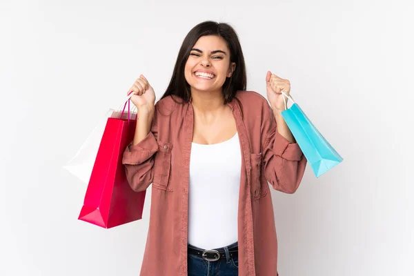 Mujer Joven Sobre Fondo Blanco Aislado Sosteniendo Bolsas Compras Sonriendo —  Fotos de Stock