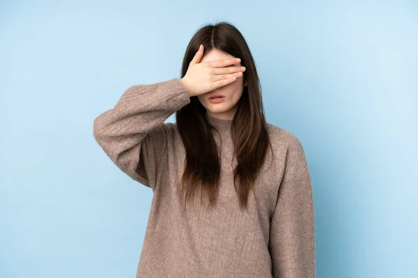 Jovem Adolescente Ucraniana Vestindo Uma Camisola Sobre Fundo Azul Isolado — Fotografia de Stock