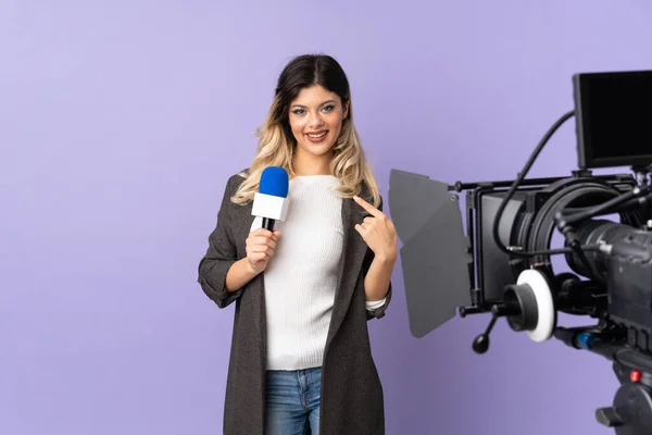 Repórter Adolescente Segurando Microfone Reportando Notícias Isoladas Fundo Roxo Com — Fotografia de Stock