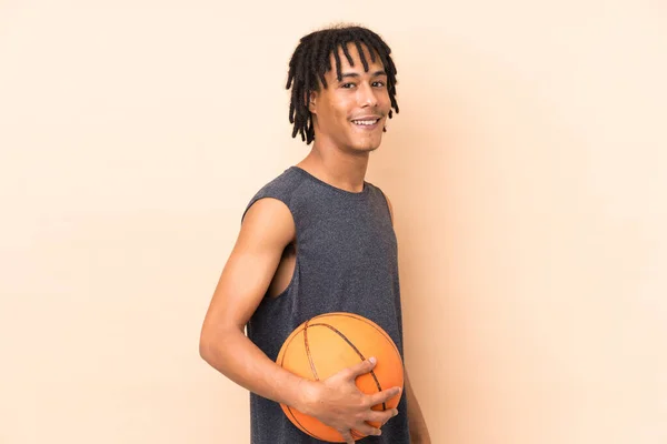 Junger Afrikanisch Amerikanischer Mann Isoliert Auf Beigem Hintergrund Beim Basketballspielen — Stockfoto