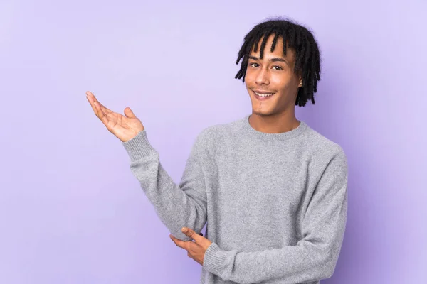 Молодий Афроамериканець Ізольований Пурпуровому Фоні Простягає Руки Бік Щоб Запросити — стокове фото