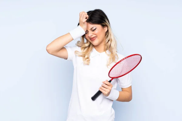 Adolescente Chica Jugando Bádminton Aislado Sobre Fondo Azul Tener Dudas —  Fotos de Stock