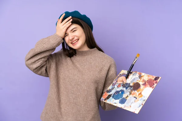 Ukraińska Młoda Artystka Dziewczyna Trzyma Paletę Odizolowanym Fioletowym Tle Zdała — Zdjęcie stockowe
