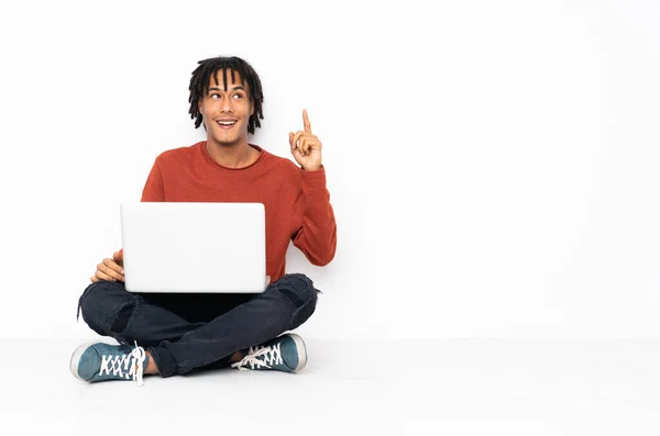 Fiatal Afro Amerikai Férfi Földön Dolgozik Laptopjával Hogy Megvalósítsa Megoldást — Stock Fotó