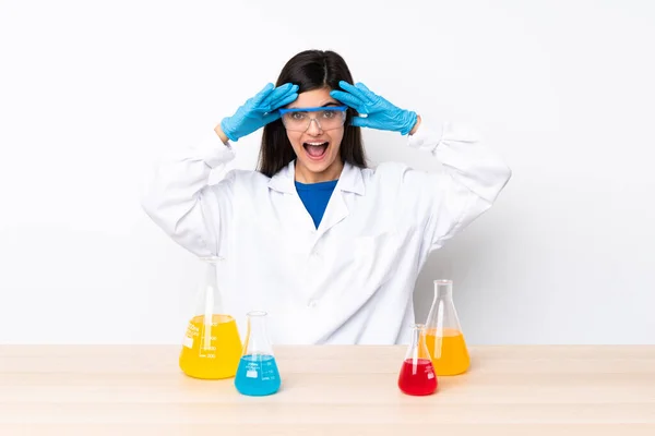 Mujer Científica Joven Una Mesa Con Expresión Sorpresa — Foto de Stock