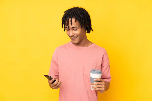 Jonge Afro Amerikaanse Man Geïsoleerd Gele Achtergrond Met Koffie Mee — Stockfoto