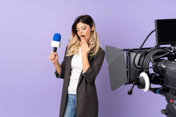 Repórter Adolescente Segurando Microfone Relatando Notícias Isoladas Fundo Roxo Bocejando — Fotografia de Stock