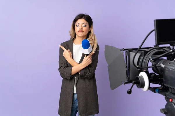 Repórter Adolescente Segurando Microfone Reportando Notícias Isoladas Fundo Roxo Apontando — Fotografia de Stock