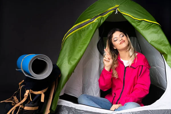 Ragazza Adolescente All Interno Una Tenda Verde Campeggio Isolato Sfondo — Foto Stock
