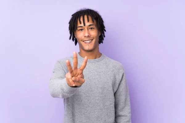 Молодий Афроамериканець Ізольований Пурпуровому Фоні Щасливий Рахуючи Три Пальцями — стокове фото