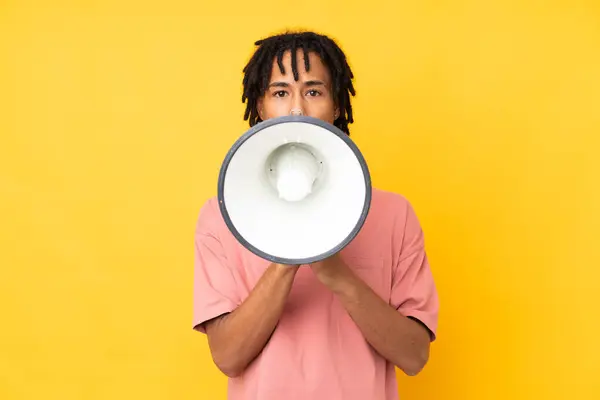 Jovem Afro Americano Isolado Fundo Amarelo Gritando Através Megafone — Fotografia de Stock