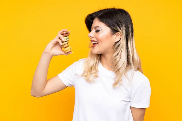 Tiener Meisje Geïsoleerd Gele Achtergrond Met Kleurrijke Franse Macarons Het — Stockfoto