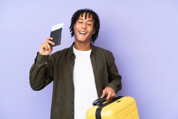 Jonge Afro Amerikaanse Man Geïsoleerd Paarse Achtergrond Vakantie Met Koffer — Stockfoto