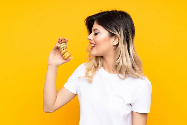 Menina Adolescente Isolada Fundo Amarelo Segurando Macarons Franceses Coloridos Com — Fotografia de Stock