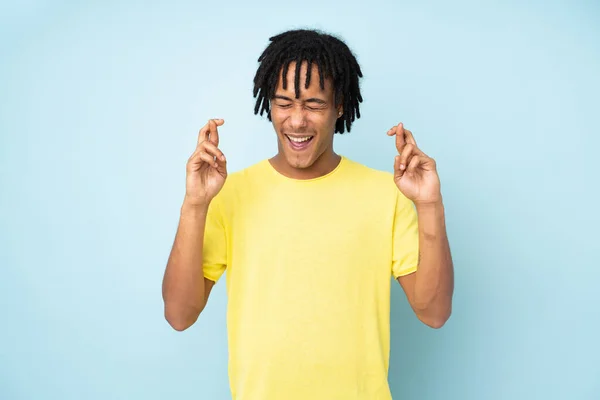 Genç Afrikalı Amerikalı Adam Mavi Arka Planda Izole Edilmiş Parmakları — Stok fotoğraf