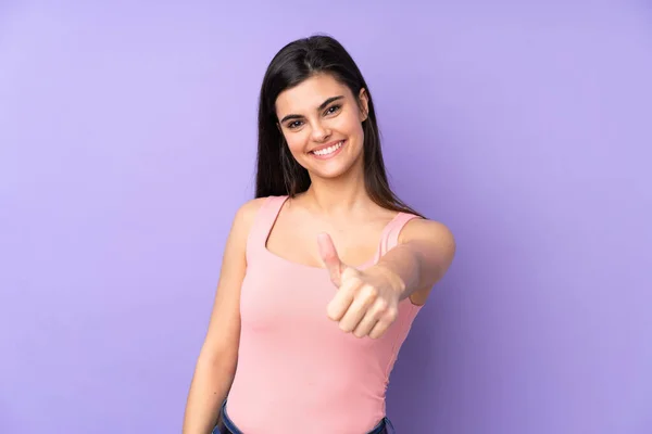 Молодая Женщина Изолированном Фиолетовом Фоне Большими Пальцами Вверх Потому Хорошее — стоковое фото