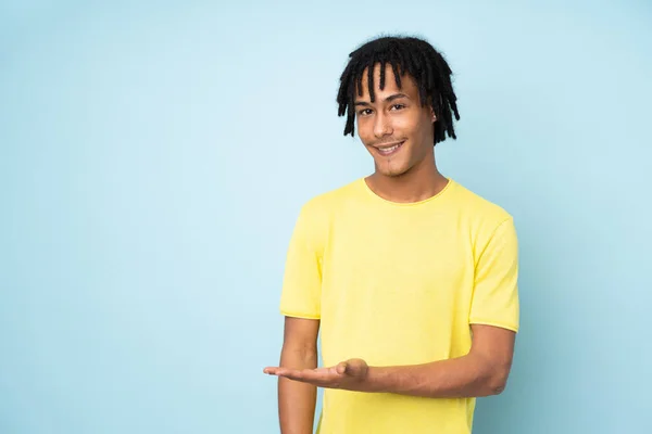 Giovane Uomo Afroamericano Isolato Sfondo Blu Che Presenta Idea Mentre — Foto Stock