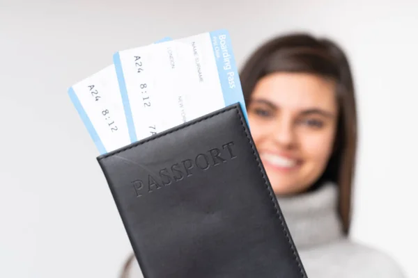 Mujer Joven Sosteniendo Pasaporte Sobre Fondo Aislado —  Fotos de Stock