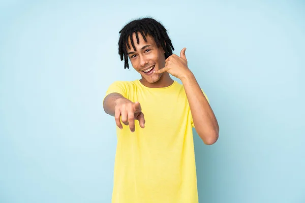 Young African American Man Isolated Blue Background Making Phone Gesture — Stock Photo, Image