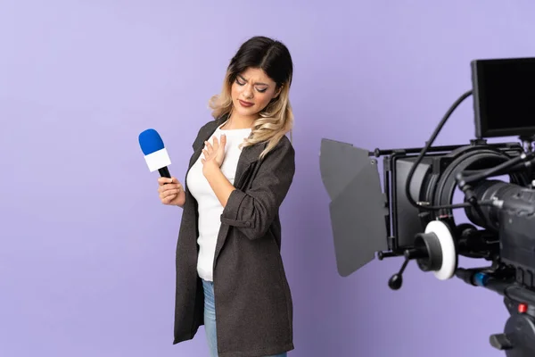 Repórter Adolescente Segurando Microfone Relatando Notícias Isoladas Fundo Roxo Ter — Fotografia de Stock