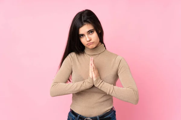 Junge Frau Vor Isoliertem Rosa Hintergrund Hält Handfläche Zusammen Person — Stockfoto