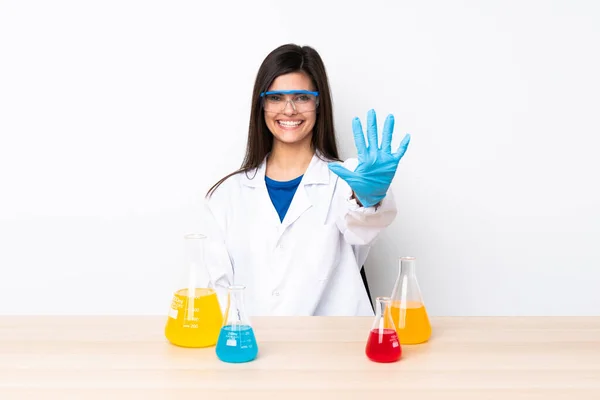 Νεαρή Επιστημονική Γυναίκα Ένα Τραπέζι Μετρώντας Πέντε Δάχτυλα — Φωτογραφία Αρχείου