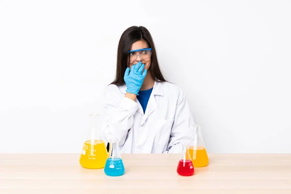 テーブルの緊張と恐怖で若い科学者の女性 — ストック写真