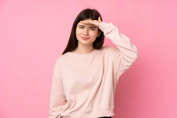 Joven Adolescente Ucraniana Sobre Fondo Rosa Aislado Mirando Lejos Con —  Fotos de Stock