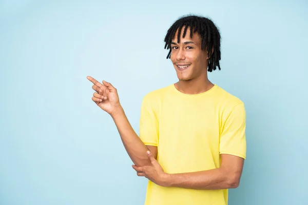 Ung Afrikansk Amerikansk Man Isolerad Blå Bakgrund Pekar Finger Sidan — Stockfoto