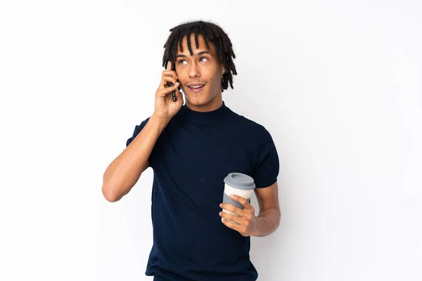 Jeune Homme Afro Américain Isolé Sur Fond Blanc Tenant Café — Photo