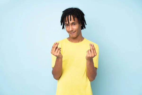 Jovem Afro Americano Isolado Fundo Azul Fazendo Gesto Dinheiro — Fotografia de Stock