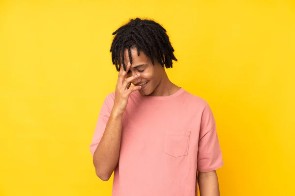 Junger Afroamerikanischer Mann Auf Gelbem Hintergrund Lacht — Stockfoto