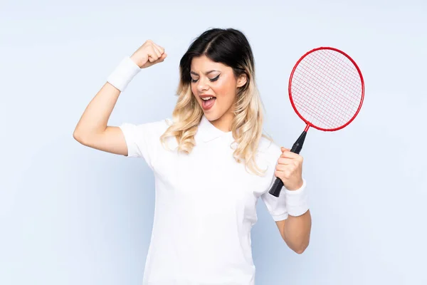 Tonårstjej Spelar Badminton Isolerad Blå Bakgrund Firar Seger — Stockfoto