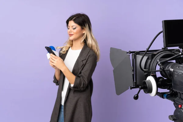 Reporter Teenager Girl Holding Microphone Reporting News Isolated Purple Background — Stock Photo, Image