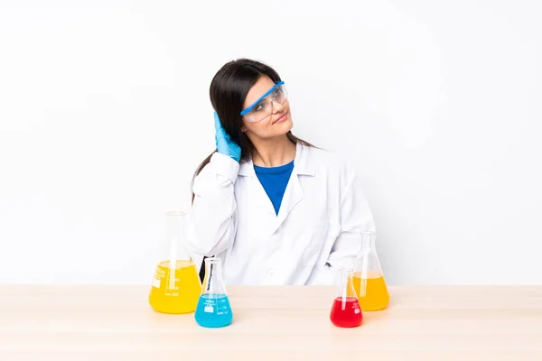 Mujer Científica Joven Una Mesa Pensando Una Idea — Foto de Stock