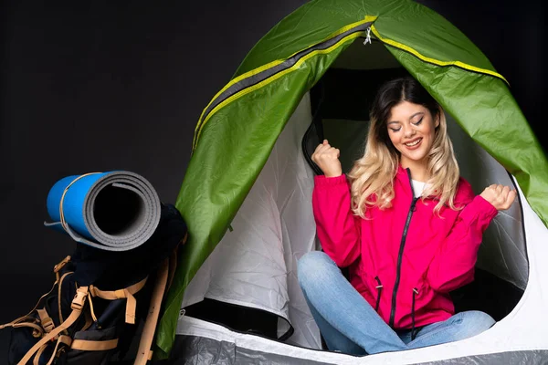 Ragazza Adolescente All Interno Una Tenda Verde Campeggio Isolato Sfondo — Foto Stock