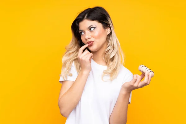 Adolescente Menina Isolada Fundo Amarelo Segurando Donut — Fotografia de Stock