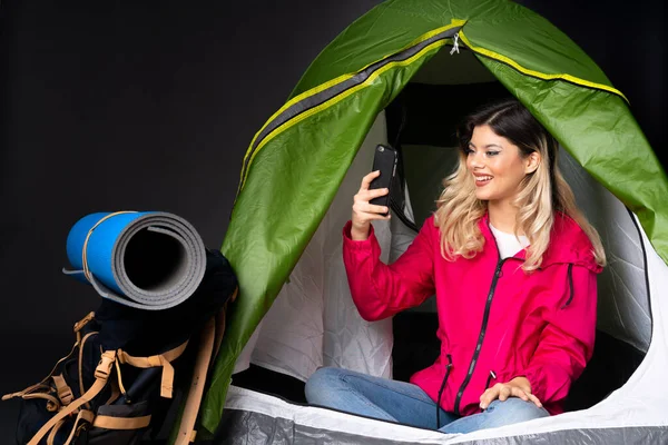 Tenåringsjente Inne Campinggrønt Telt Isolert Svart Bakgrunn Som Lager Selfie – stockfoto