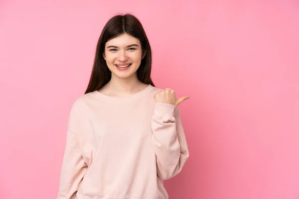 Jeune Adolescente Ukrainienne Sur Fond Rose Isolé Pointant Vers Côté — Photo