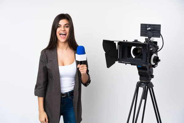 Reporterin Hält Mikrofon Der Hand Und Berichtet Mit Überraschendem Gesichtsausdruck — Stockfoto